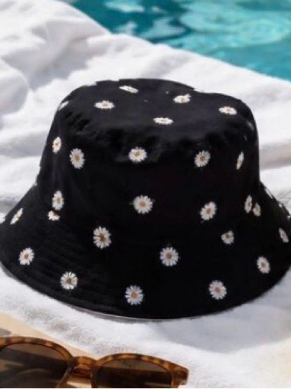 Alice + Olivia Reversible Daisy Bucket Hat Black White Floral OS